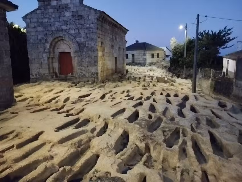 Cruzeiro e Sepulturas em Moreira de Rei